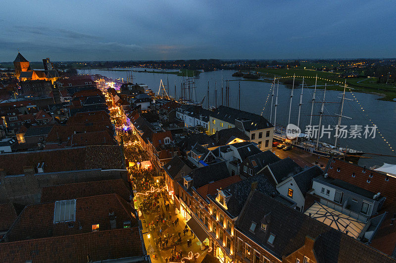 荷兰Overijssel Kampen购物街的夜景